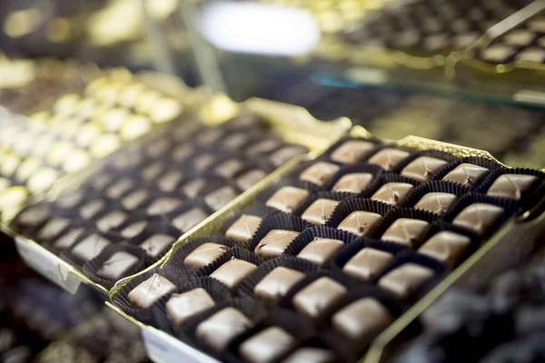 Csokoládé közeli felvétele homályos hátterű dobozban — Stock Fotó