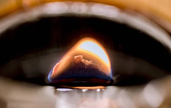 Primo piano di una candela con uno stoppino di legno che brucia con uno sfondo sfocato — Foto Stock
