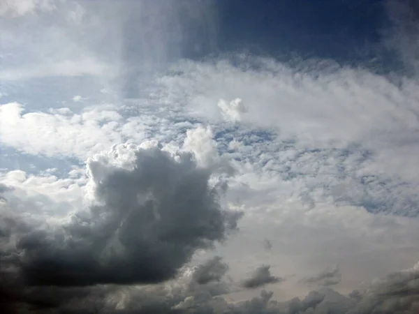 令人叹为观止的云彩聚集在天空中 — 图库照片