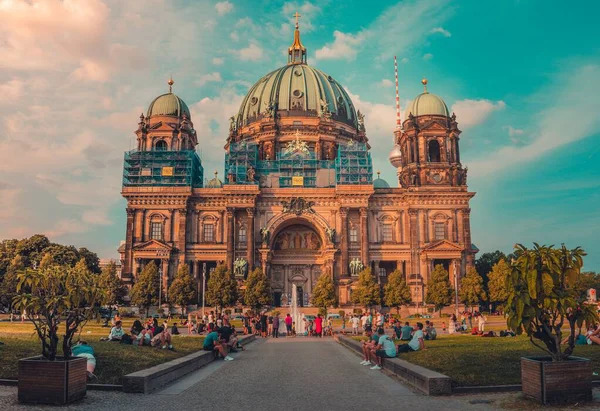 Bella foto della cattedrale di Berlino con un cielo nuvoloso blu sullo sfondo — Foto Stock