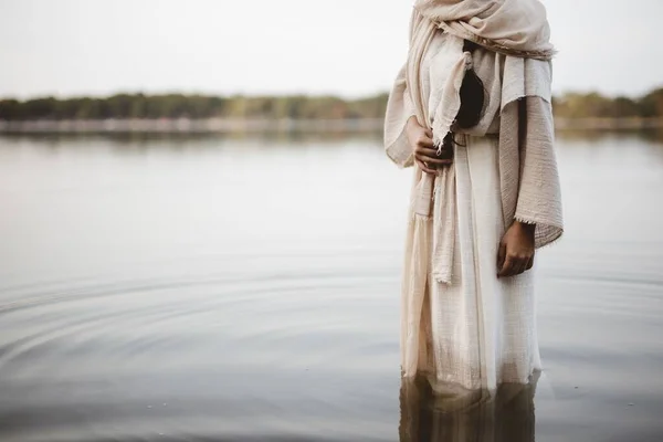Красивий знімок жінки в біблійному халаті, стоячи у воді — стокове фото