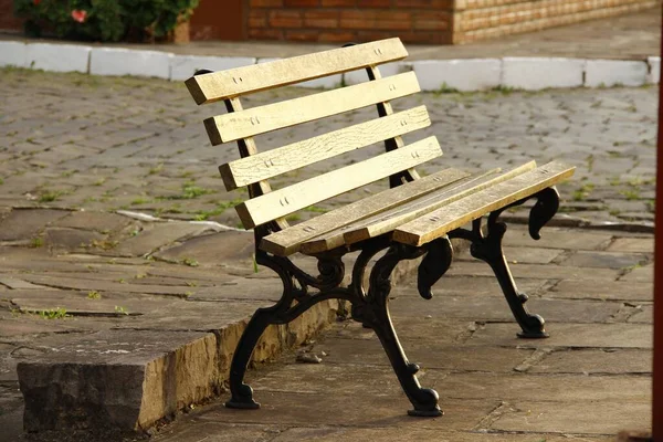 Frühmorgendliche Szene einer braunen Holzbank im Park — Stockfoto