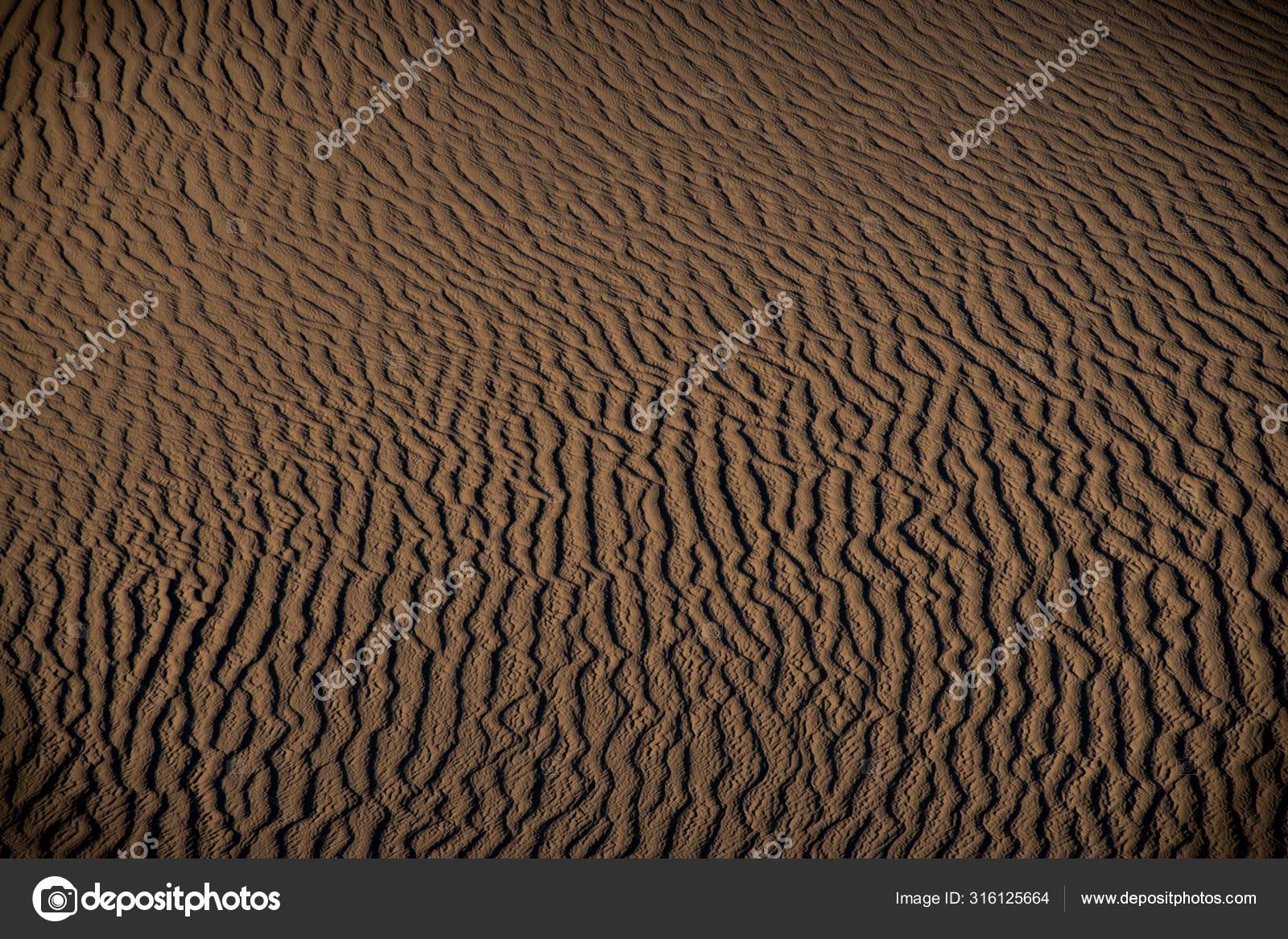 砂漠の砂丘の高角度ショット砂の歩道のテクスチャ ストック写真 C Wirestock