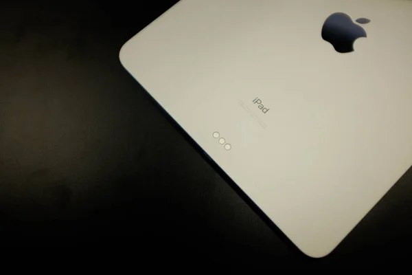 Primer plano de un iPad blanco sobre un fondo negro — Foto de Stock