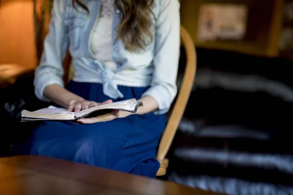 Gros plan d'une femme lisant la bible avec un fond flou — Photo