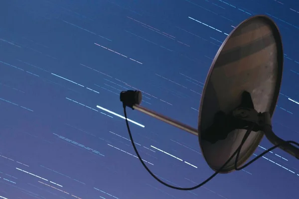 Супутникова тарілка з зірками на задньому плані — стокове фото