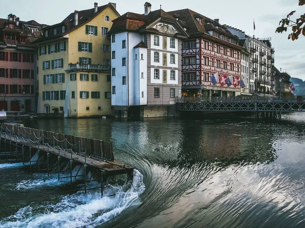 Gebäude, die dicht nebeneinander stehen und vor denen ein Fluss fließt — Stockfoto