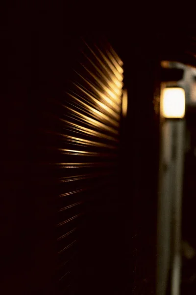 Verticale opname van een stalen rolluik die het licht reflecteert met een wazige achtergrond — Stockfoto
