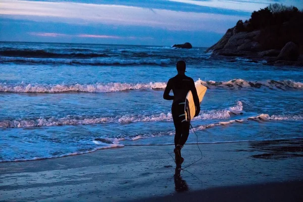 Uma Silhueta Surfista Correndo Praia Carregando Uma Prancha Perto Das — Fotografia de Stock