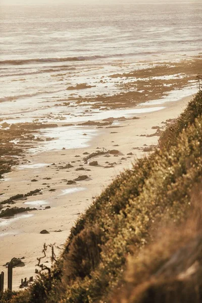 Κάθετη βολή από μια όμορφη ακτή της θάλασσας — Φωτογραφία Αρχείου