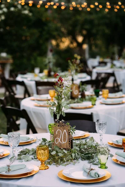 Tiro de foco seletivo vertical de uma mesa de casamento decorada com flores — Fotografia de Stock