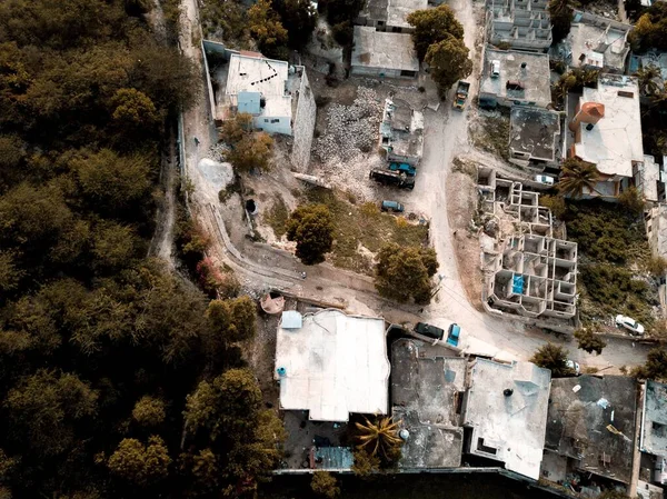 Tiro aéreo de estradas no meio de edifícios antigos perto de árvores — Fotografia de Stock