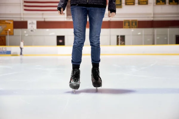 Close-up shot van een vrouwtje schaatsen met een wazige achtergrond — Stockfoto
