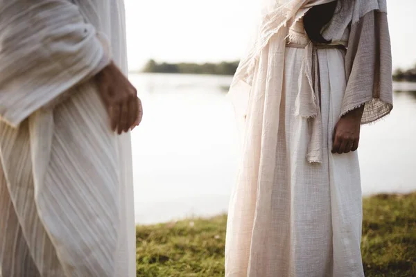 Gros plan de deux personnes portant une robe biblique avec un fond flou — Photo