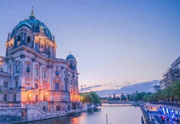 Hermosa toma de la iluminada Catedral de Berlín en la noche con el cielo puro en el fondo —  Fotos de Stock