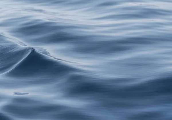 Közelkép gyönyörű kék óceáni hullámokról — Stock Fotó