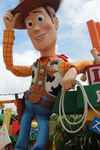 Vertical shot of the famous cowboy toy Woody taken in Hong Kong's Disneyland — Stock Photo, Image