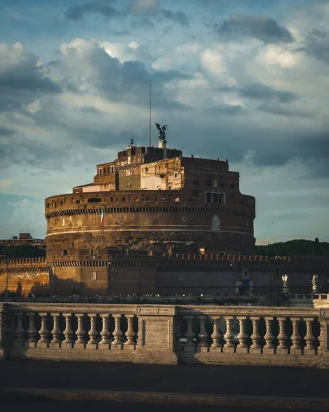 Castel Sant 'Angelo in Parco Adriano, Rome, Italy under the cloudy dark sky — Stock fotografie