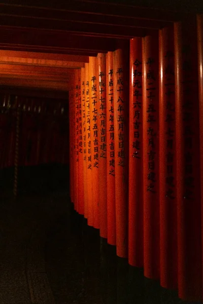 Вертикальный снимок тоннеля ворот тория — стоковое фото