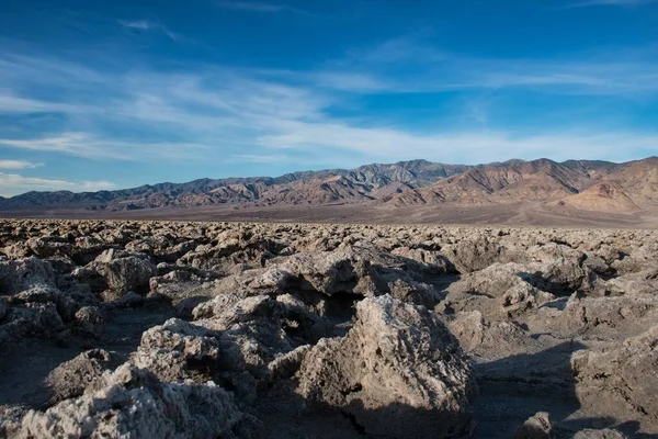 Hermosa toma de un desierto rocoso y el cielo tranquilo en el fondo —  Fotos de Stock