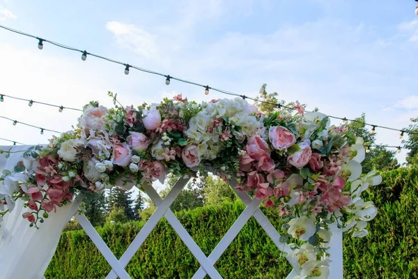曇り空の下で公園内の花のデザインと結婚式の装飾の美しいショット — ストック写真