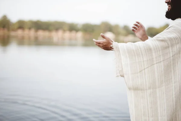 Gros plan d'une personne portant une robe biblique les mains en l'air — Photo