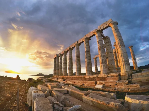 Scatto orizzontale di antiche rovine edilizie sotto il cielo colorato mozzafiato durante il tramonto — Foto Stock