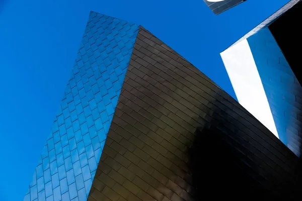 Baixo ângulo tiro da arquitetura moderna com céu azul puro no fundo — Fotografia de Stock