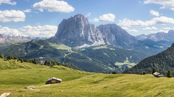 Bela paisagem com as montanhas no fundo — Fotografia de Stock