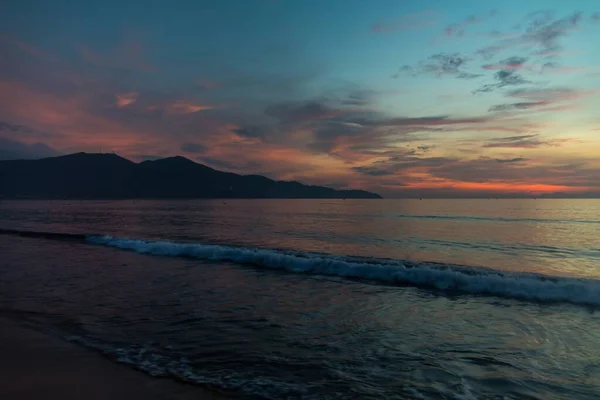 Vue imprenable sur le magnifique coucher de soleil reflété dans la mer avec le ciel coloré en arrière-plan — Photo