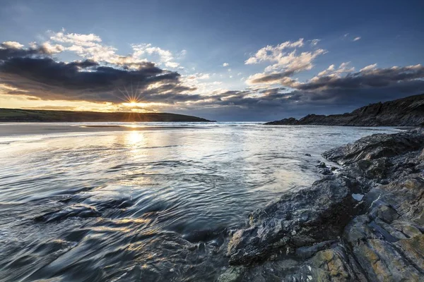 Zapierające Dech Piersiach Krajobrazy Słońca Wysyłającego Swoje Promienie Oceanu Crantock — Zdjęcie stockowe