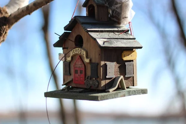 Gros plan d'une petite maison en bois accrochée à une branche d'arbre — Photo