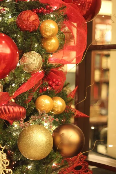 Вертикальный снимок красивого рождественского украшения, сделанный в Лас-Вегасе — стоковое фото