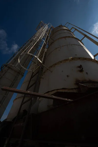 Tiro de ângulo baixo vertical de um silo industrial — Fotografia de Stock