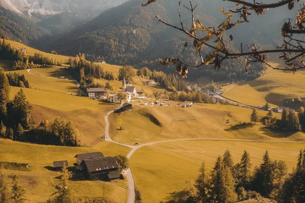 Gyönyörű falu egy dombon, hegyekkel körülvéve. — Stock Fotó