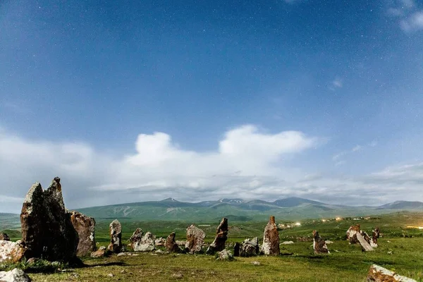 Hermoso paisaje con piedra bajo el cielo soleado — Foto de Stock