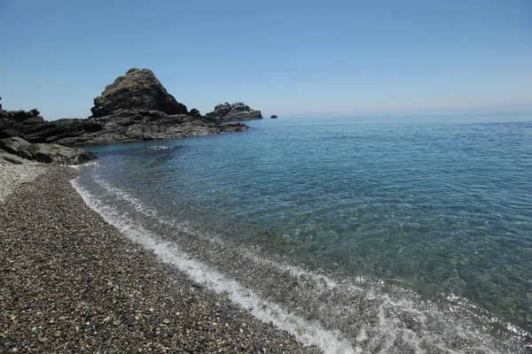 Häpnadsväckande landskap på en strand med stora stenar i Spanien, Almunecar, klippa San Cristobal — Stockfoto