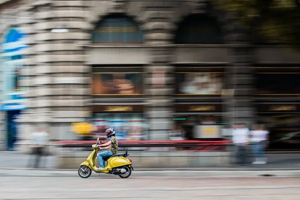 意大利米兰 2019年5月1日 滑板车在城市街道上的行驶速度 — 图库照片