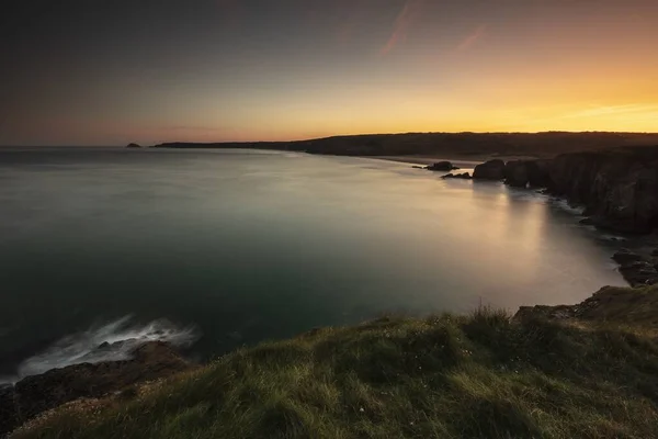 Bela paisagem rural de pequenas colinas em torno do mar em Perran Sands, Cornwall, Reino Unido — Fotografia de Stock