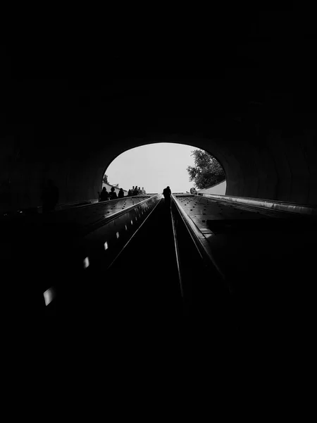 Balança de cinza vertical de uma passagem em um túnel - ótimo para um fundo monocromático — Fotografia de Stock