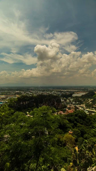 Eine Wunderschöne Landschaft Aus Grünen Bergen Mit Stadtbild Und Atemberaubendem — Stockfoto