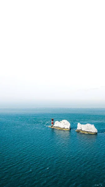 Vertikale Aufnahme der Nadeln auf der Isle of Wight im vereinigten Königreich mit weißem Hintergrund — Stockfoto