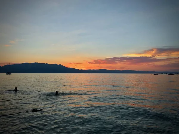 Een Adembenemend Uitzicht Zonsondergang Weerspiegeld Zee Creëren Van Een Prachtig — Stockfoto