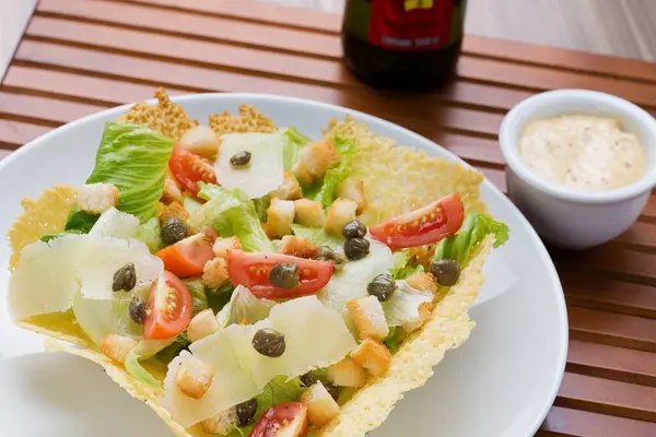 Gros Plan Une Salade Dans Une Tortilla Sur Une Table — Photo