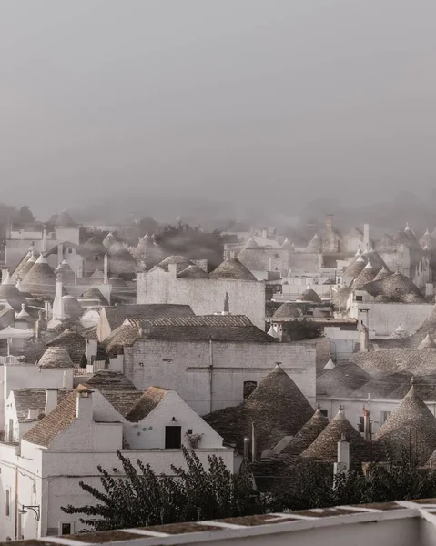 Imagen vertical de un pueblo nebuloso con edificios increíbles — Foto de Stock