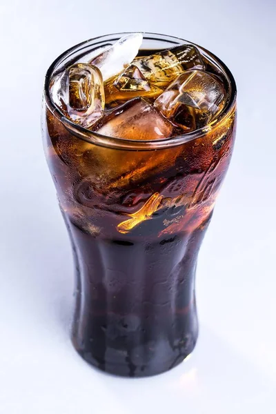 Függőleges lövés egy pohár jéghideg Coca Cola — Stock Fotó
