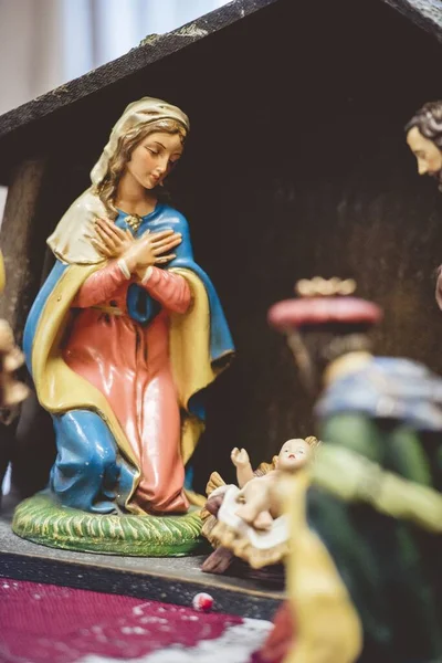 Tiro vertical da mãe Maria ao nascer da figura de Cristo — Fotografia de Stock
