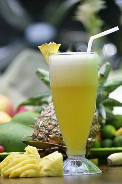 Vertical shot of a glass of pineapple juice — 图库照片