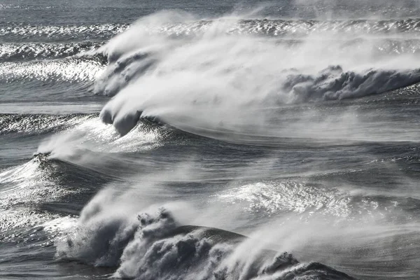 Scorrendo forte spruzzata di onde oceaniche che si colpiscono a vicenda e nuotano liberamente — Foto Stock