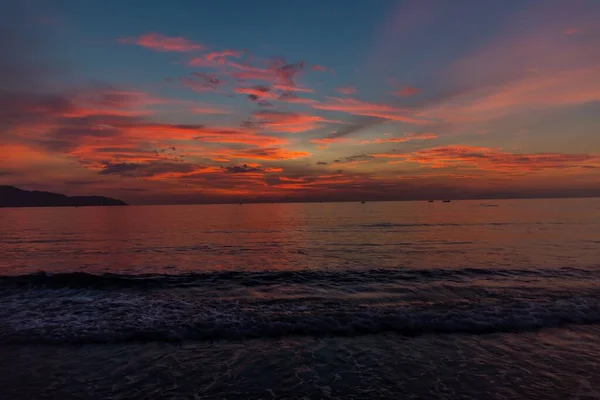 Impresionante vista de la hermosa puesta de sol reflejada en el mar con el cielo colorido en el fondo — Foto de Stock